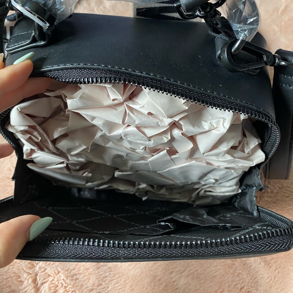 New Steve Madden Black Belizza handbag with removable coin pouch - Picture 4 of 10